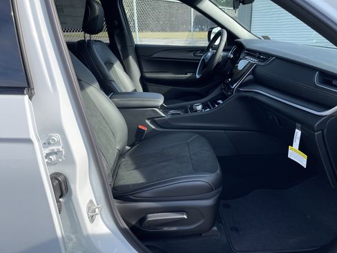 New 2025 Jeep Grand Cherokee Altitude image 14