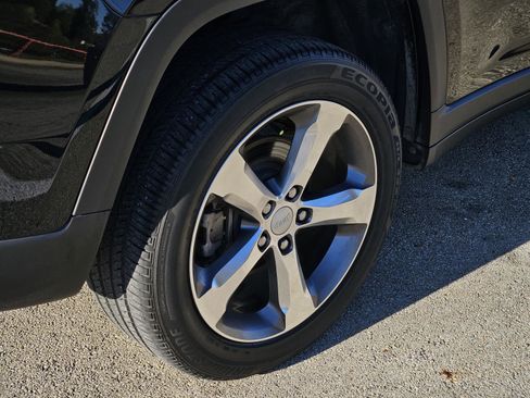 Used 2022 Jeep Grand Cherokee Limited image 8