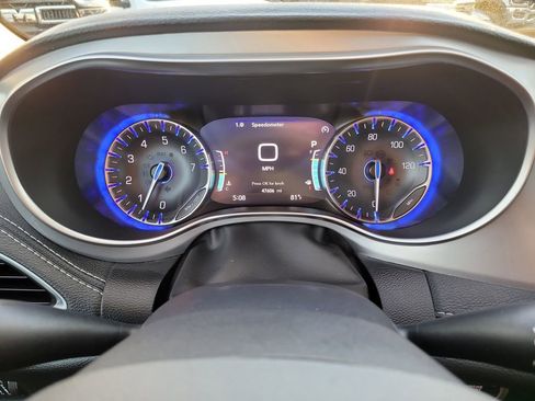 Certified 2025 Chrysler Pacifica Limited image 30