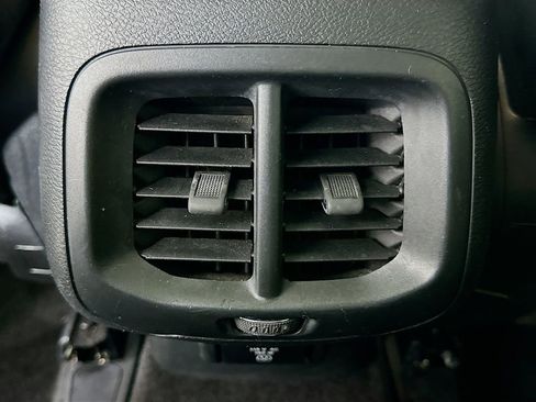 Used 2015 Jeep Cherokee Latitude w/ Comfort/Convenience Group FWD image 25