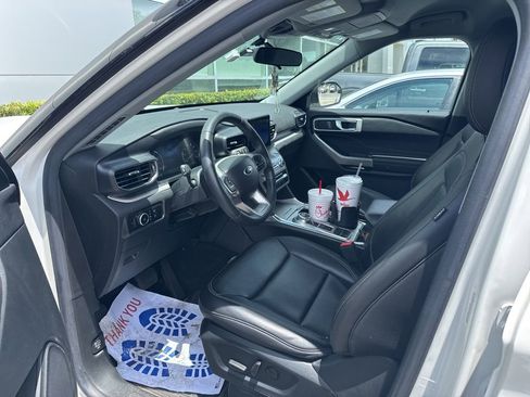 Used 2023 Ford Explorer XLT w/ Equipment Group 202A RWD image 8