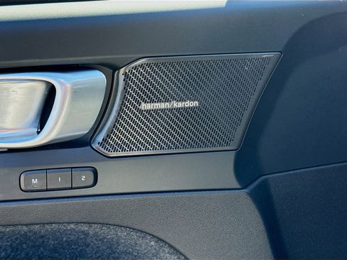 Used 2025 Volvo XC40 B5 Ultra image 24