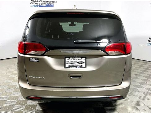 Used 2017 Chrysler Pacifica Touring Plus w/ Tire & Wheel Group FWD image 4