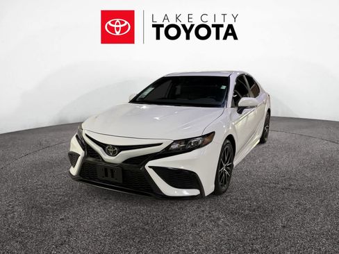 Used 2023 Toyota Camry SE image 1