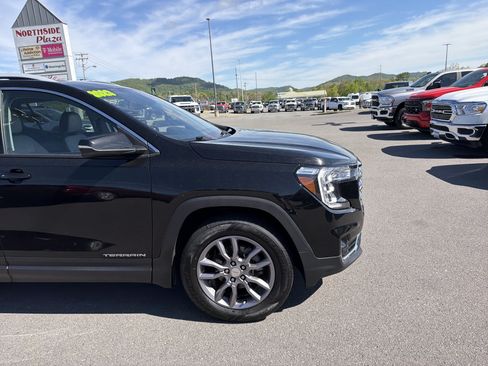 Used 2023 GMC Terrain SLT AWD/4WD image 4