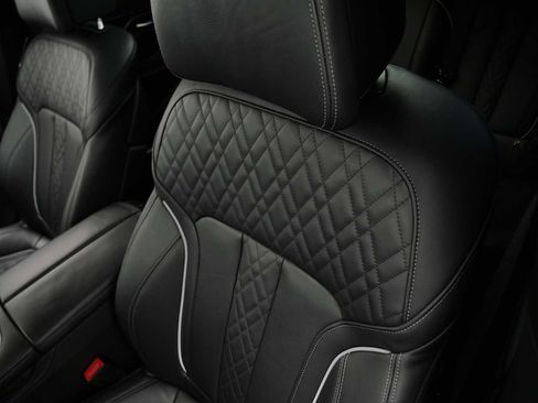 Used 2022 BMW 750i xDrive w/ M Sport Package image 21