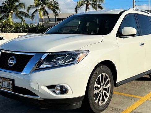 Used 2015 Nissan Pathfinder SV image 1