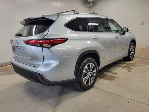 Used 2021 Toyota Highlander XLE AWD/4WD image 10