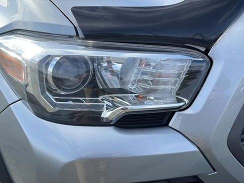 Used 2020 Toyota Tacoma TRD Off-Road w/ Technology Package image 15