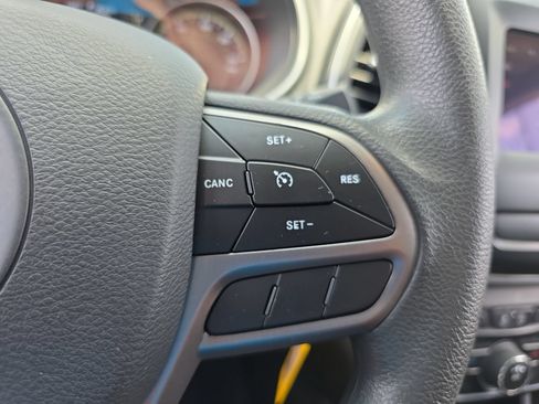 Used 2021 Jeep Cherokee Latitude FWD image 20