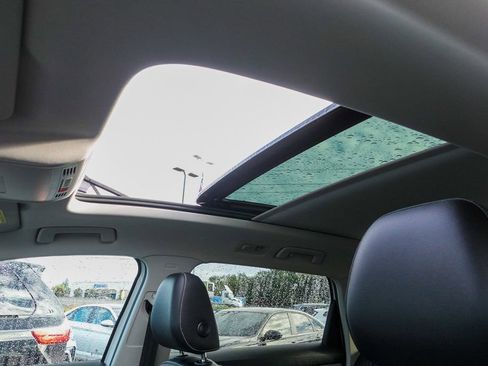 Used 2023 Volkswagen Taos SE w/ Panoramic Sunroof Package image 15