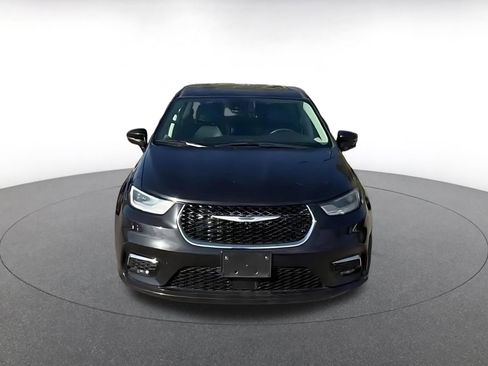 Used 2023 Chrysler Pacifica Touring-L FWD image 4
