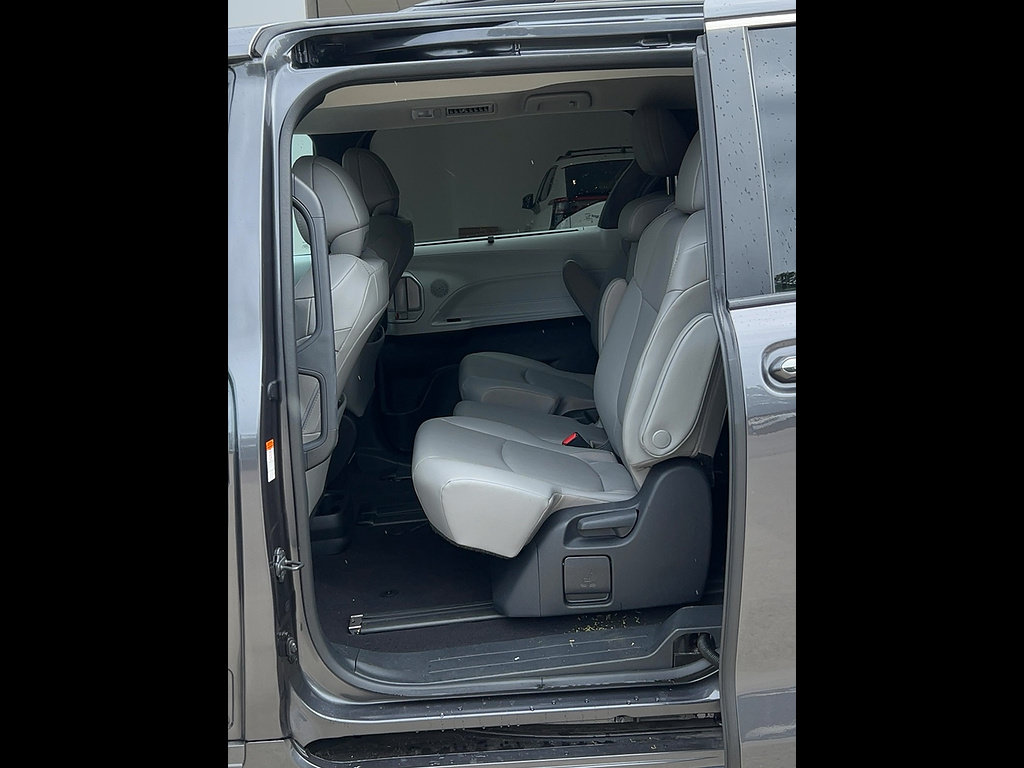 Used 2025 Toyota Sienna XLE FWD image 14