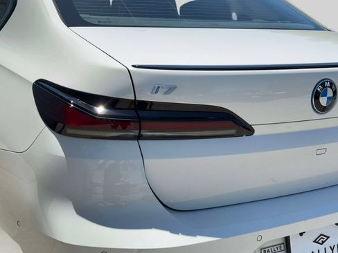 Certified 2025 BMW i7 eDrive50 w/ M Sport Package RWD image 10