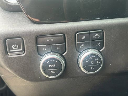 Used 2025 GMC Sierra 1500 SLT AWD/4WD image 6