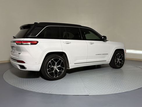 Used 2024 Jeep Grand Cherokee Summit AWD/4WD image 9