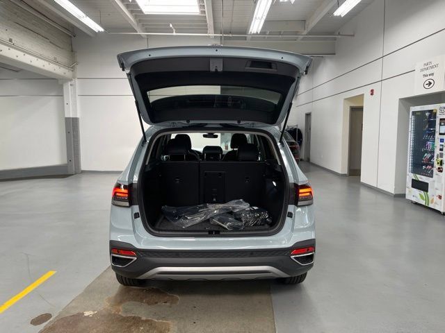 New 2027 Volkswagen Taos SE AWD/4WD image 9