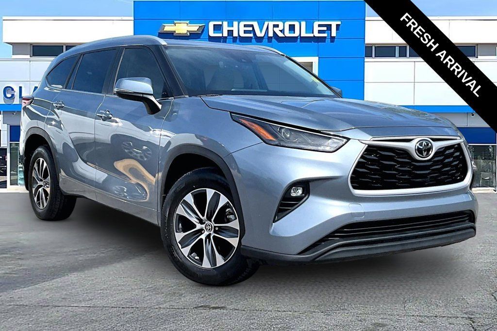 Used 2024 Toyota Highlander XLE AWD/4WD image 1