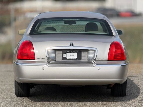 Used 2005 Lincoln Town Car Signature image 4