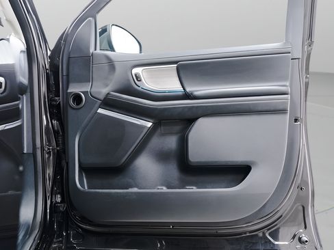 Used 2025 Ford Expedition Platinum AWD/4WD image 40