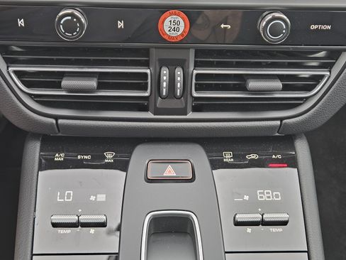 Certified 2025 Porsche Macan image 19