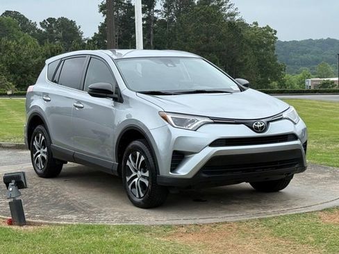 Used 2018 Toyota RAV4 LE FWD image 9