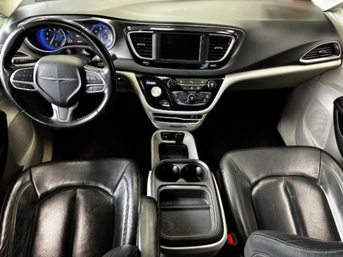 Used 2020 Chrysler Pacifica Touring-L FWD image 18