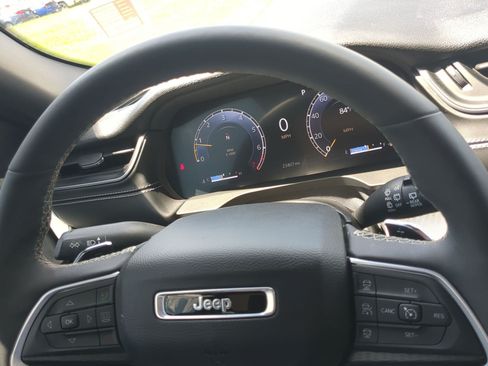 Used 2024 Jeep Grand Cherokee Laredo X w/ Luxury Tech Group I AWD/4WD image 13