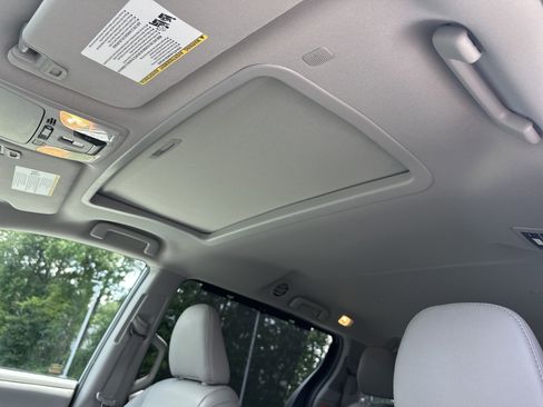Used 2019 Toyota Sienna XLE w/ XLE Navigation Package FWD image 28