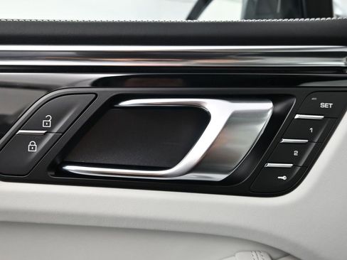 New 2026 Porsche Macan image 18