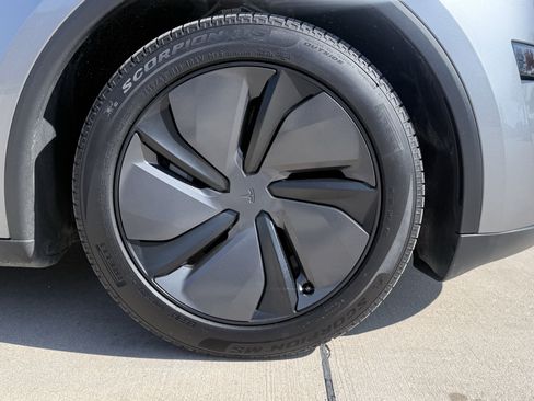 Used 2026 Tesla Model Y AWD image 7