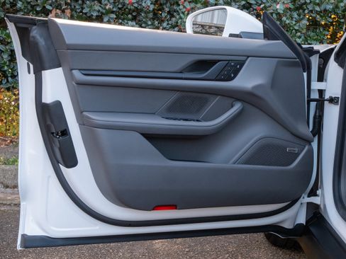 Used 2022 Porsche Taycan image 28