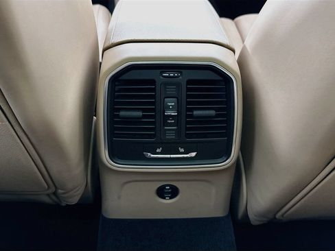 Certified 2025 Porsche Macan AWD/4WD image 27