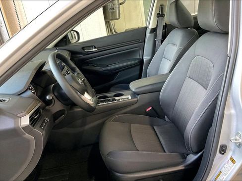 Used 2025 Nissan Altima 2.5 SV image 3