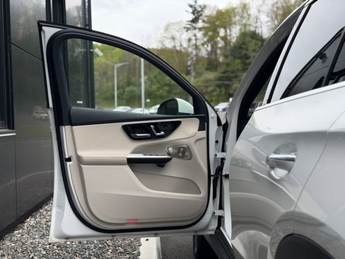 Used 2025 Mercedes-Benz GLC 300 4MATIC image 19