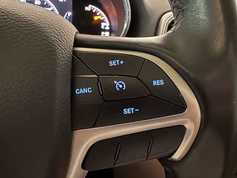 Used 2019 Jeep Grand Cherokee Laredo AWD/4WD image 21