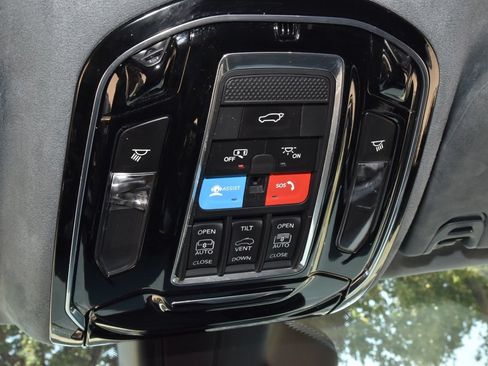 Used 2023 Jeep Grand Wagoneer Series III AWD/4WD image 28