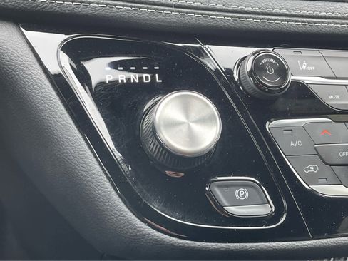 Used 2023 Chrysler Pacifica Touring-L w/ Uconnect Theater Family Group image 17