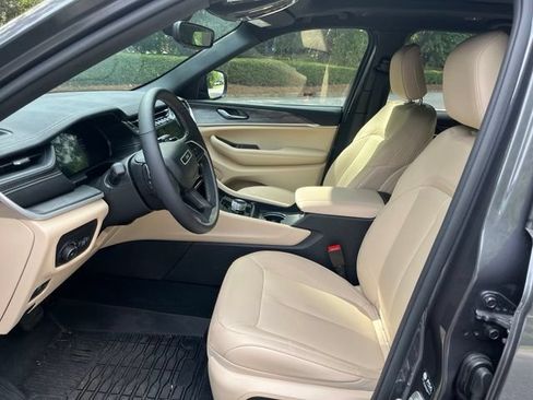 Used 2024 Jeep Grand Cherokee Limited RWD image 5