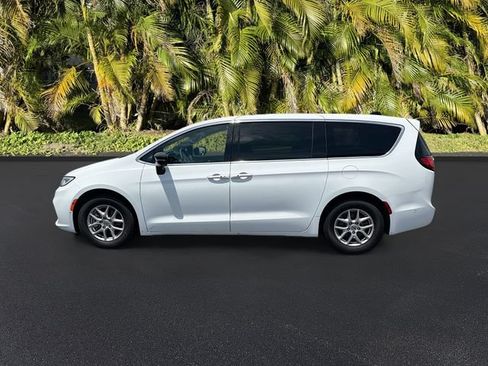 Used 2025 Chrysler Pacifica Select FWD image 9