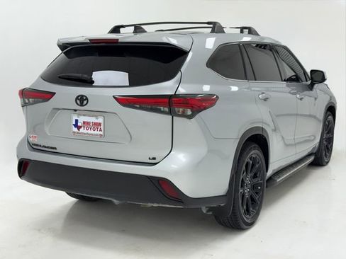 Used 2022 Toyota Highlander LE FWD image 40