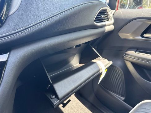 New 2027 Chrysler Pacifica Limited FWD image 17