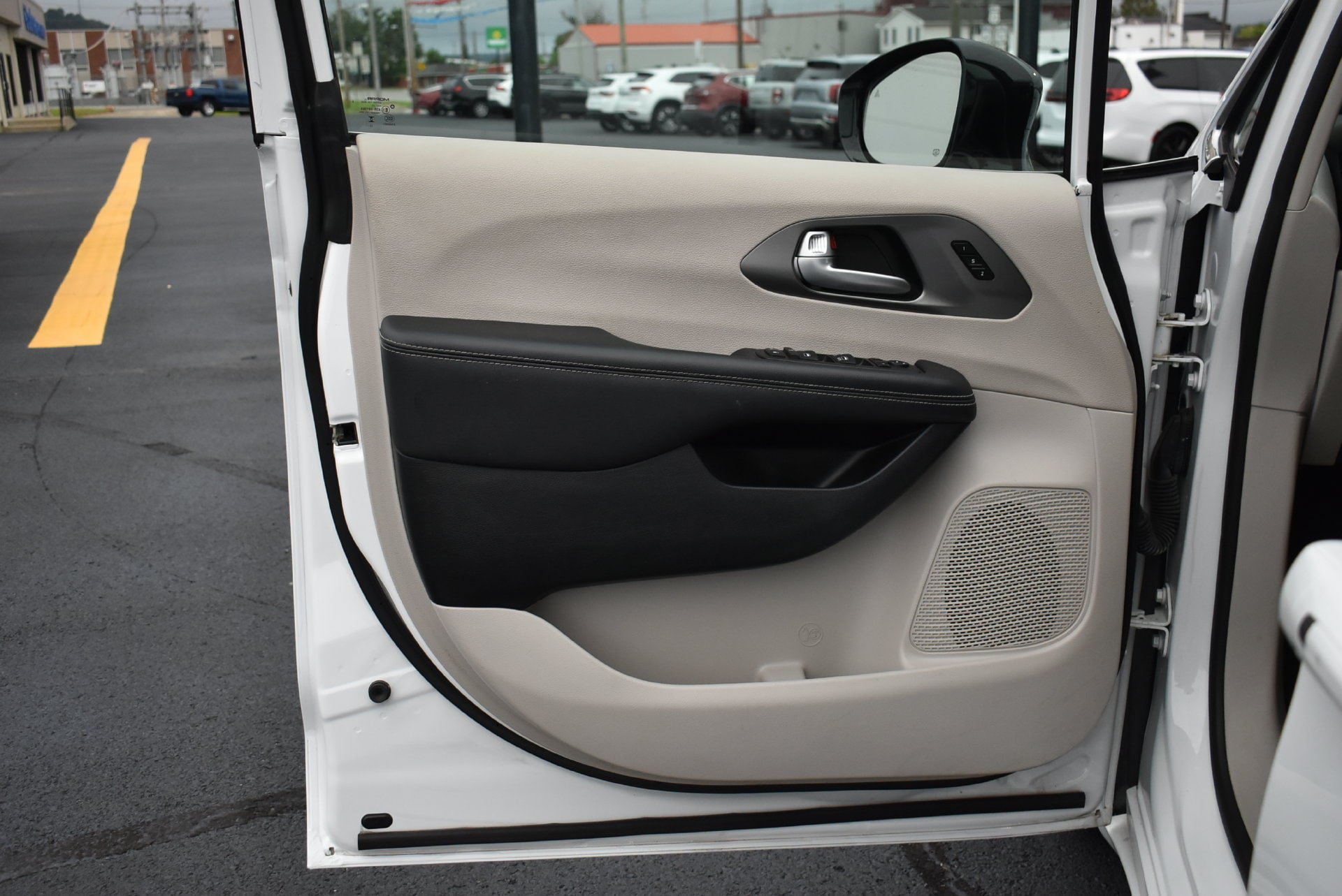 Used 2024 Chrysler Pacifica Touring-L FWD image 11