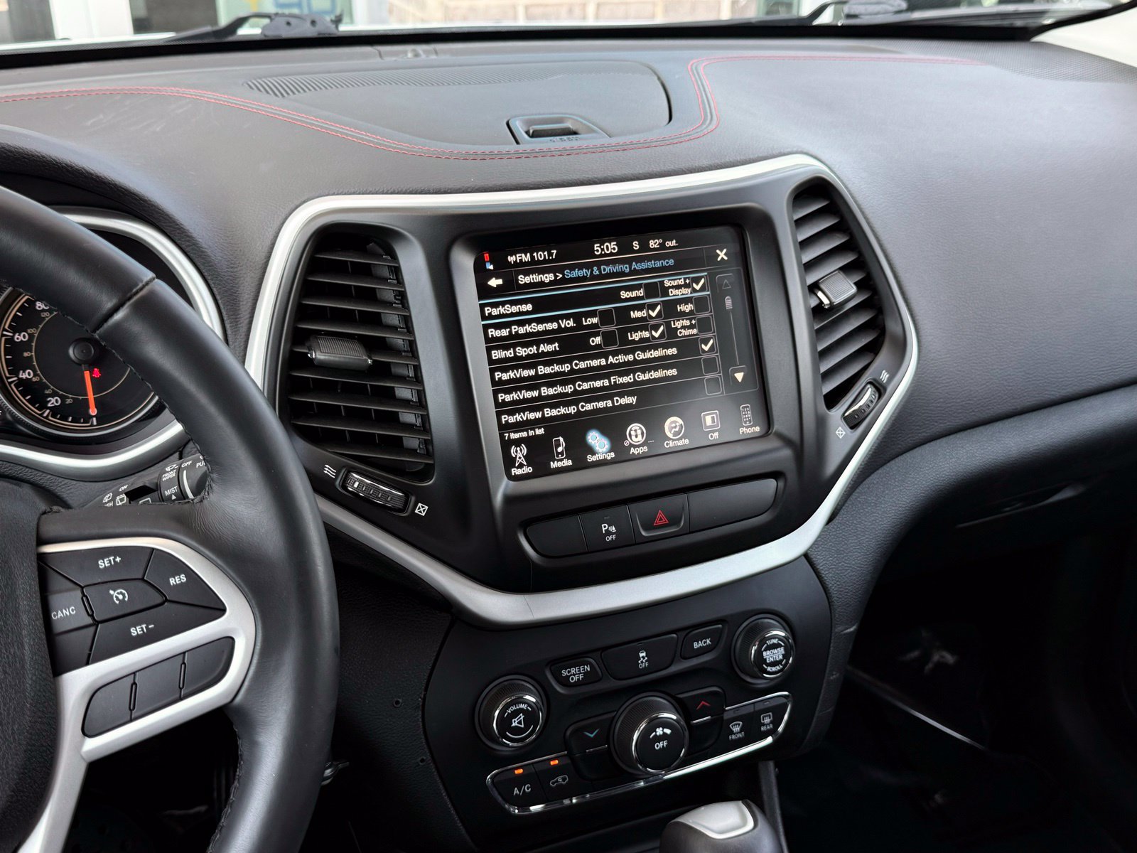 Used 2017 Jeep Cherokee Trailhawk AWD/4WD image 37