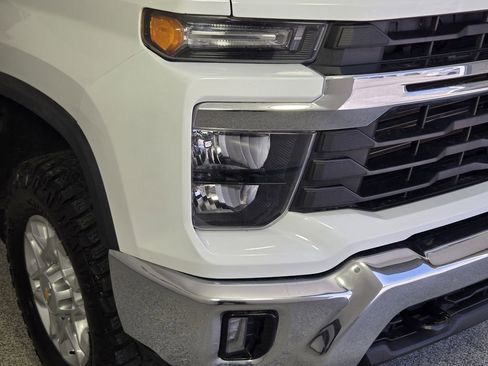 Used 2024 Chevrolet Silverado 2500 LT AWD/4WD image 9