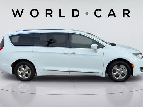 Used 2018 Chrysler Pacifica Touring-L FWD image 2