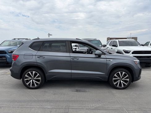 Used 2022 Volkswagen Taos SE FWD image 3