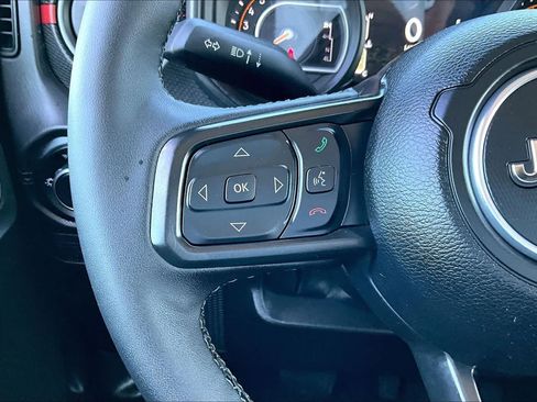 Used 2025 Jeep Wrangler Unlimited Rubicon w/ Convenience Group AWD/4WD image 25