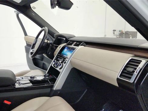 Used 2020 Land Rover Discovery HSE image 40