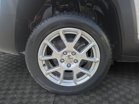 Used 2019 Jeep Renegade Latitude AWD/4WD image 37